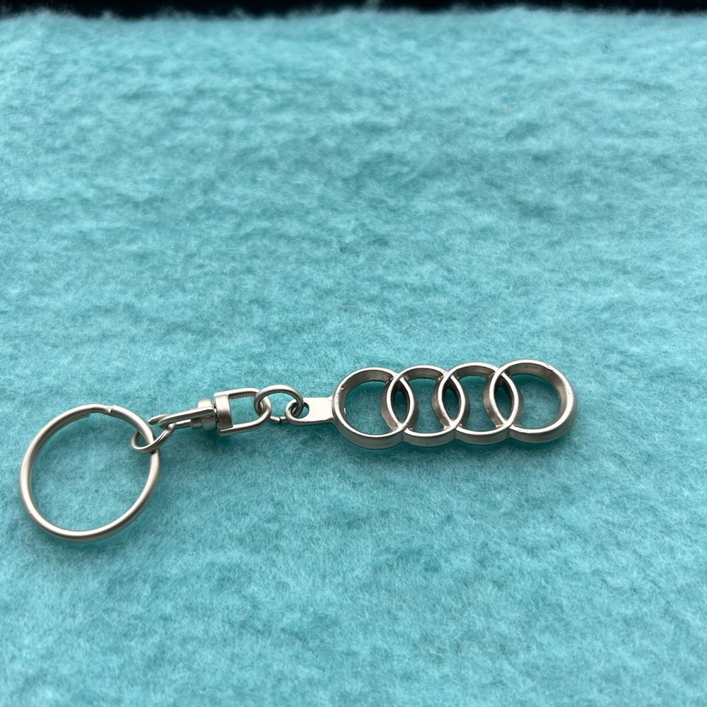 Vintage Audi ‘rings’ keyring, matte nickel colour